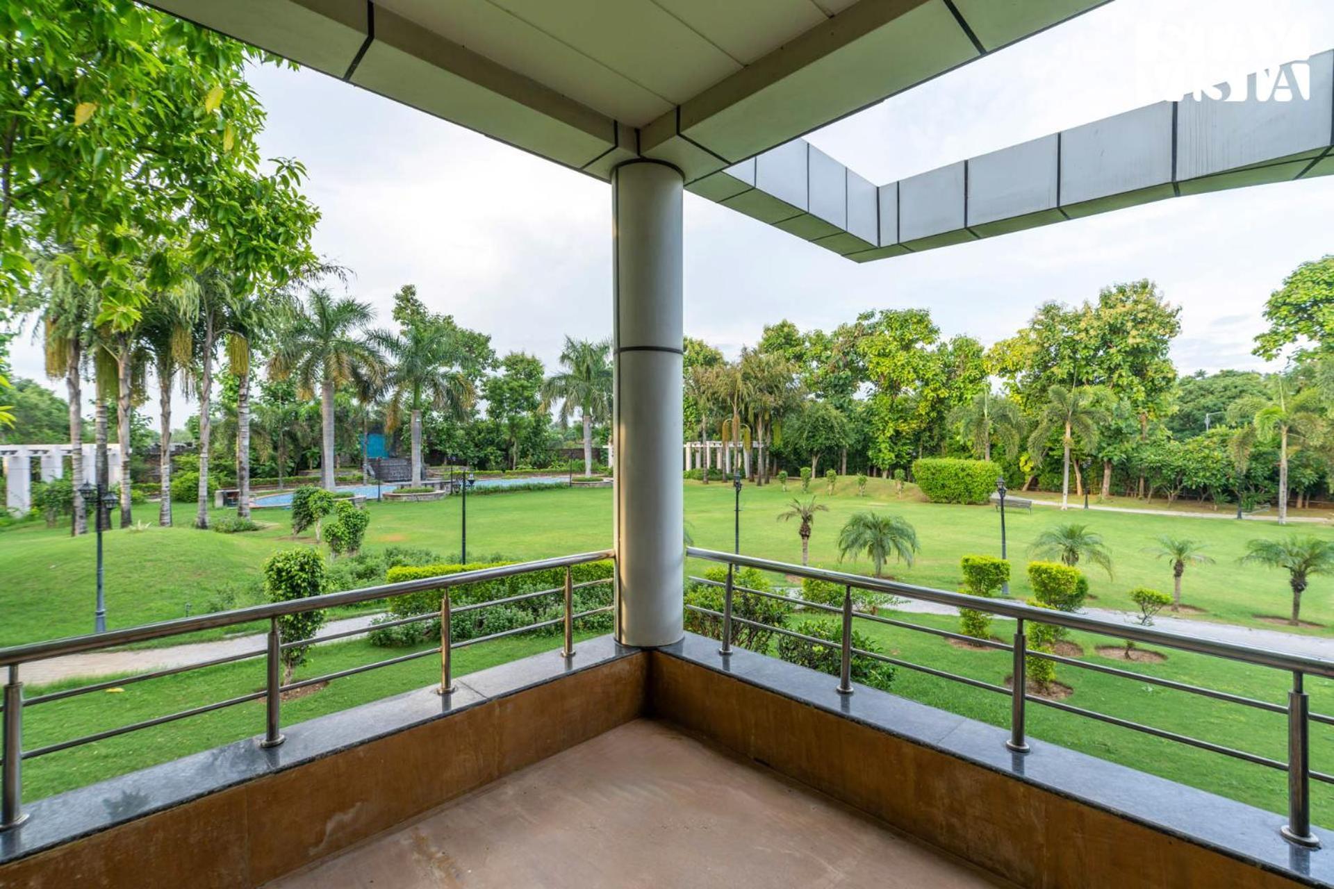Stayvista At Wandering Vines Indoor Pool 4Bhk Luxury Villa In Delhi Sohna Exteriér fotografie